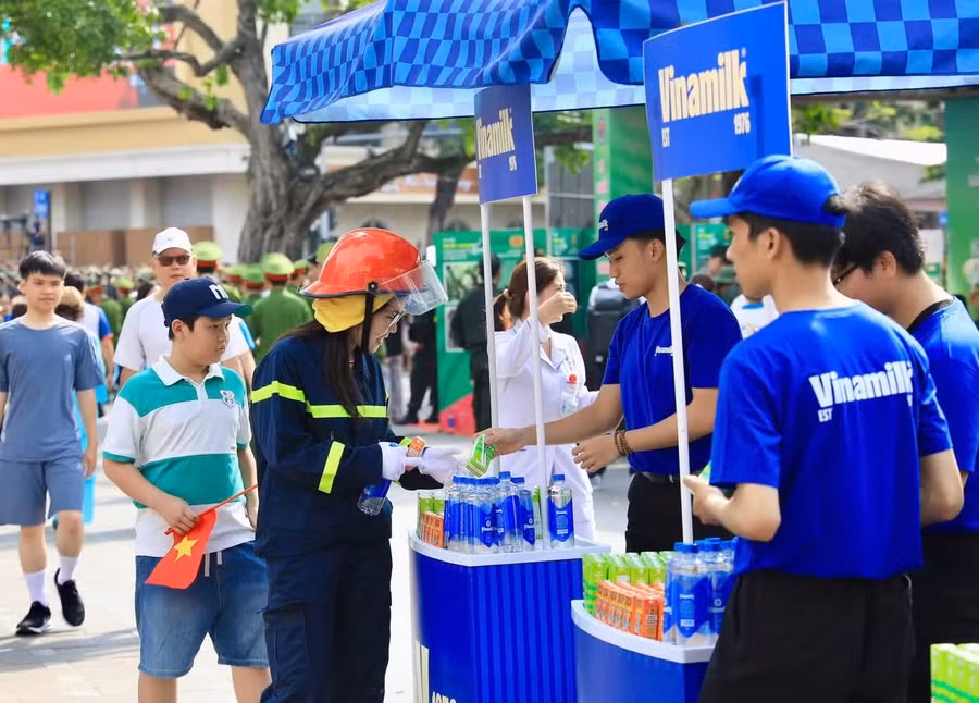 Các sản phẩm dinh dưỡng Vinamilk được lựa chọn phù hợp với nhiều nhóm đối tượng, từ trẻ em đến các lực lượng thực hiện nhiệm vụ và người dân. Ảnh: Vi Nam