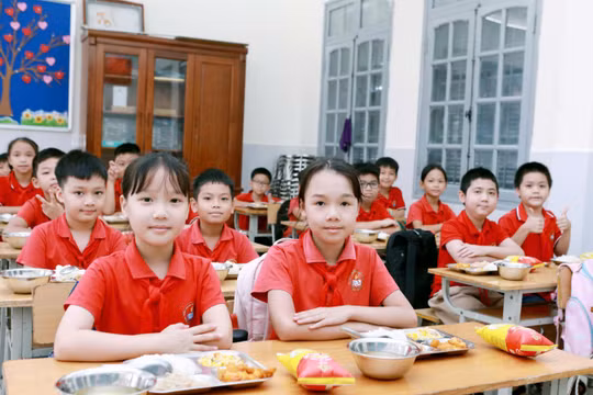 Học sinh Trường Tiểu học Tân Hội, xã Ô Diên, Hà Nội trong giờ ăn bán trú. Ảnh: Đình Tuệ.