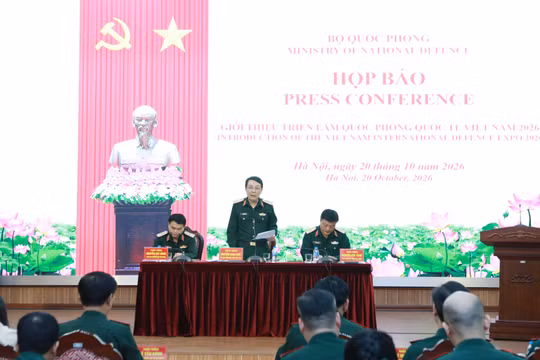 Đại diện Ban tổ chức cung cấp các thông tin về triển lãm tại họp báo. Ảnh: Đình Tuệ.