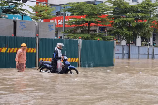 Ngày 17/9, nhiều tuyến đường tại Hà Nội bị ngập sâu do mưa lớn kéo dài. Ảnh: Đình Tuệ.