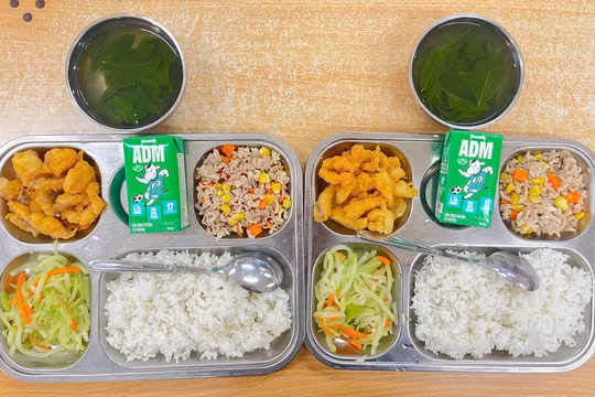 Suất cơm bán trú đầy đặn của học sinh Trường Tiểu học La Phù, xã An Khánh, Hà Nội. 