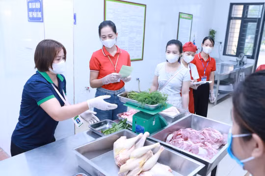 Phụ huynh cùng giám sát thực phẩm tại Trường Mầm non La Phù (An Khánh, Hà Nội). Ảnh: Đình Tuệ.