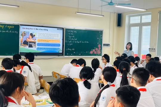 Cô trò Trường Tiểu học & THCS Nguyễn Du (Đại Mỗ, Hà Nội) ứng dụng công nghệ vào dạy học. Ảnh: Đình Tuệ. 