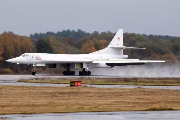 Chính thức nhận 2 oanh tạc cơ Tu-160M ​​sau nhiều năm trì hoãn
