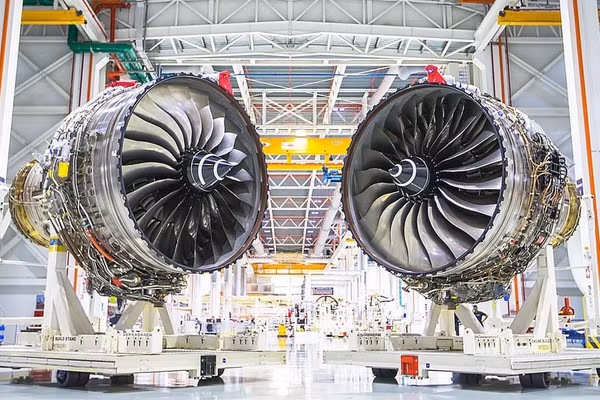 Các kỹ sư Rostec trình bày kết quả nghiên cứu động cơ PD-35 cho Tổng thống Nga
