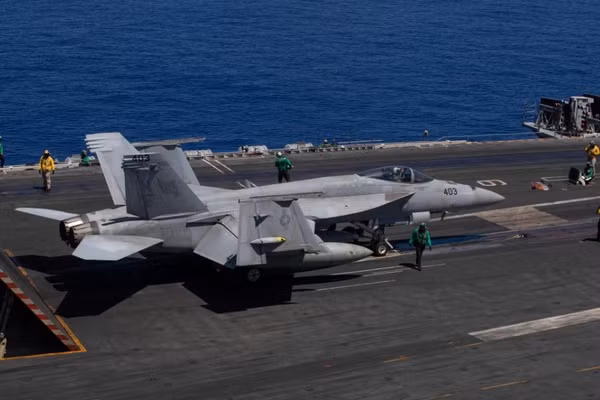 Hải quân Mỹ 'giật mình' khi nhận ra F-35C không thể thay thế F/A-18 Super Hornet