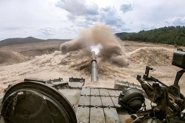 Xe tăng T-80BVM sống sót sau 18 phát bắn từ máy bay không người lái Ukraine