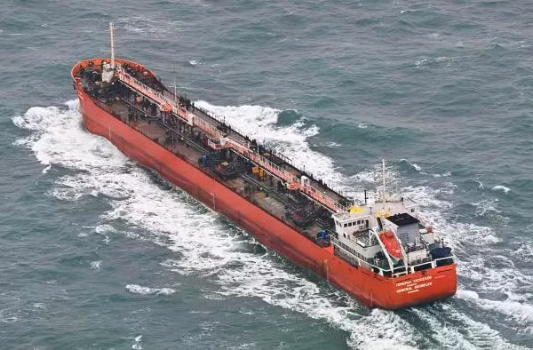 Tàu chở dầu thoát khỏi sự truy bắt nhờ được tàu hộ vệ của Hạm đội Baltic cứu