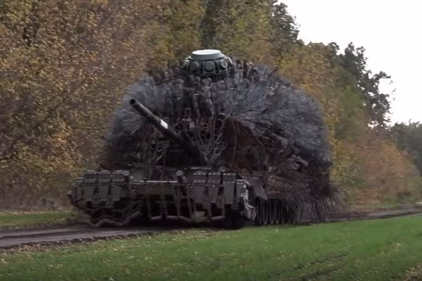Xe tăng T-72B3 trở thành 'nhím kim loại' khổng lồ