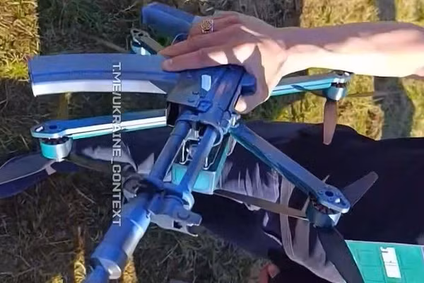 Kinh ngạc với máy bay không người lái FPV mang súng AKS-74U