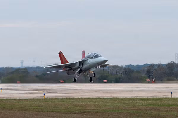 Bàn giao chiếc T-7A Red Hawk đầu tiên để sử dụng trong chiến đấu
