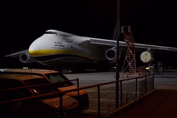 An-124 Ruslan của Ukraine chất đầy đạn dược từ Pháp thoát nạn trong gang tấc