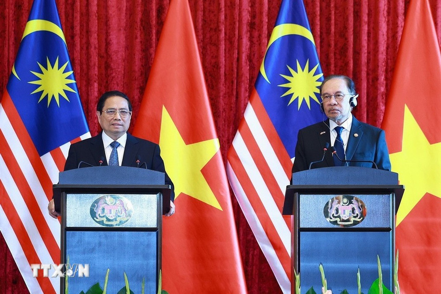 Thủ tướng Phạm Minh Chính và Thủ tướng Malaysia Anwar Ibrahim gặp báo chí hai nước. (Ảnh: Dương Giang/TTXVN). 2dcb52a6-d15b-4b39-ab69-e4f5e89a409c.jpg