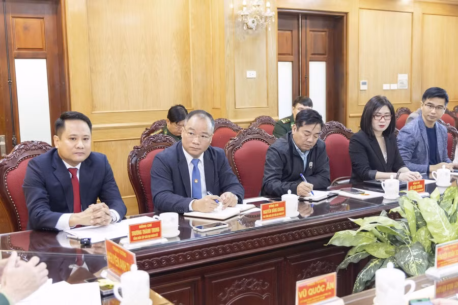 Tổng Biên tập Trương Thành Trung và cán bộ các ban đơn vị Báo Đại đoàn kết tham dự cuộc làm việc.