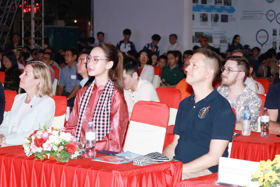 Hoa hậu Lê Nguyễn Bảo Ngọc thanh lịch trong tà áo dài đỏ tại sự kiện kỷ niệm 30 năm quan hệ Việt Mỹ. bao-ngoc-tai-ngay-hoi-giao-luu-huu-nghi-hoa-ky-viet-nam-9.jpg