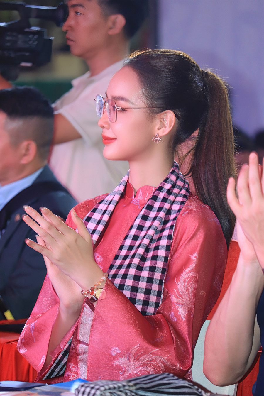Hoa hậu Bảo Ngọc xuất hiện nổi bật tại chương trình giao lưu hữu nghị Việt Mỹ. bao-ngoc-tai-ngay-hoi-giao-luu-huu-nghi-hoa-ky-viet-nam-6.jpg