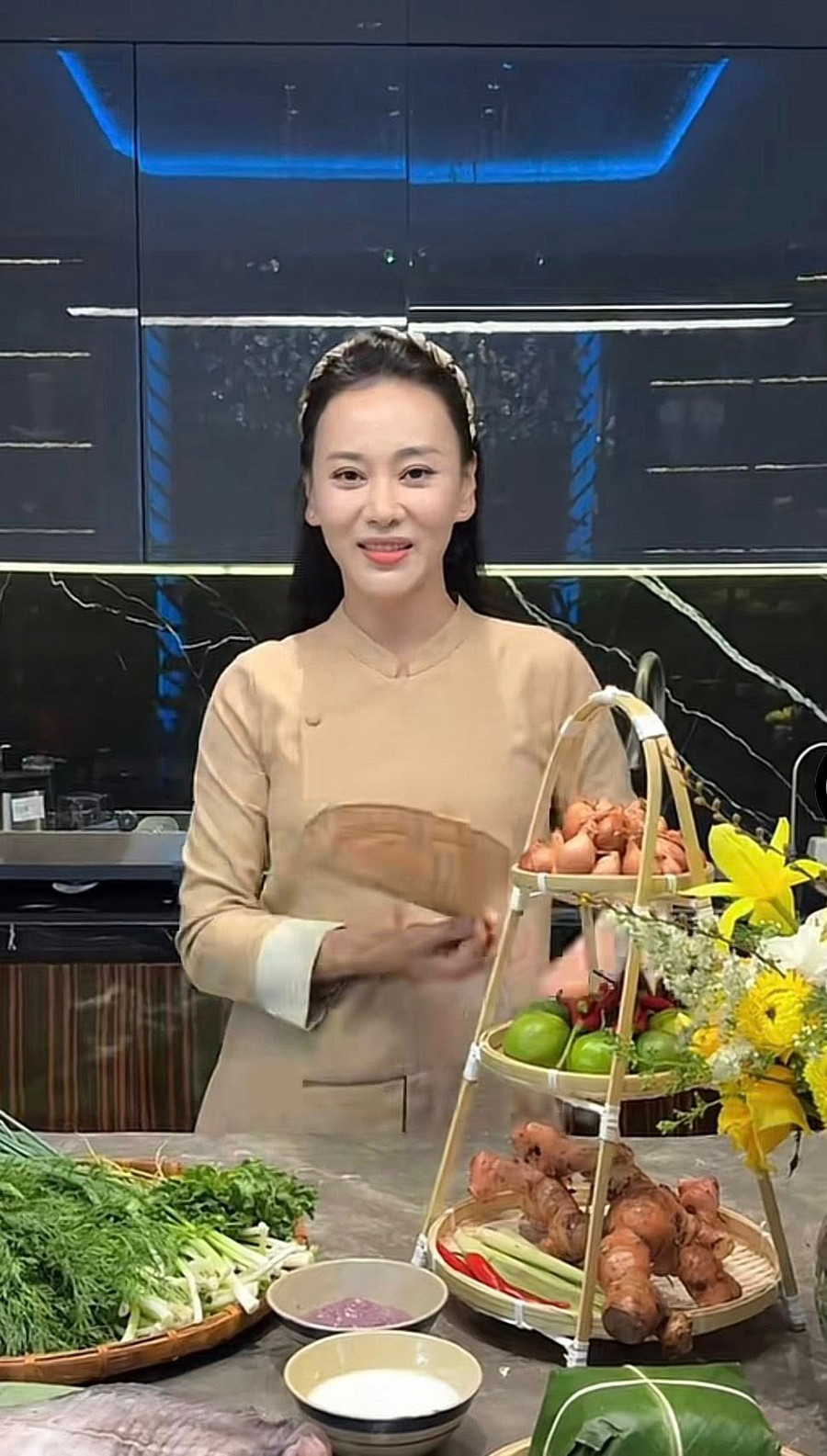 Phương Oanh tái xuất trong clip nấu ăn. phuong-oanh-2.jpg