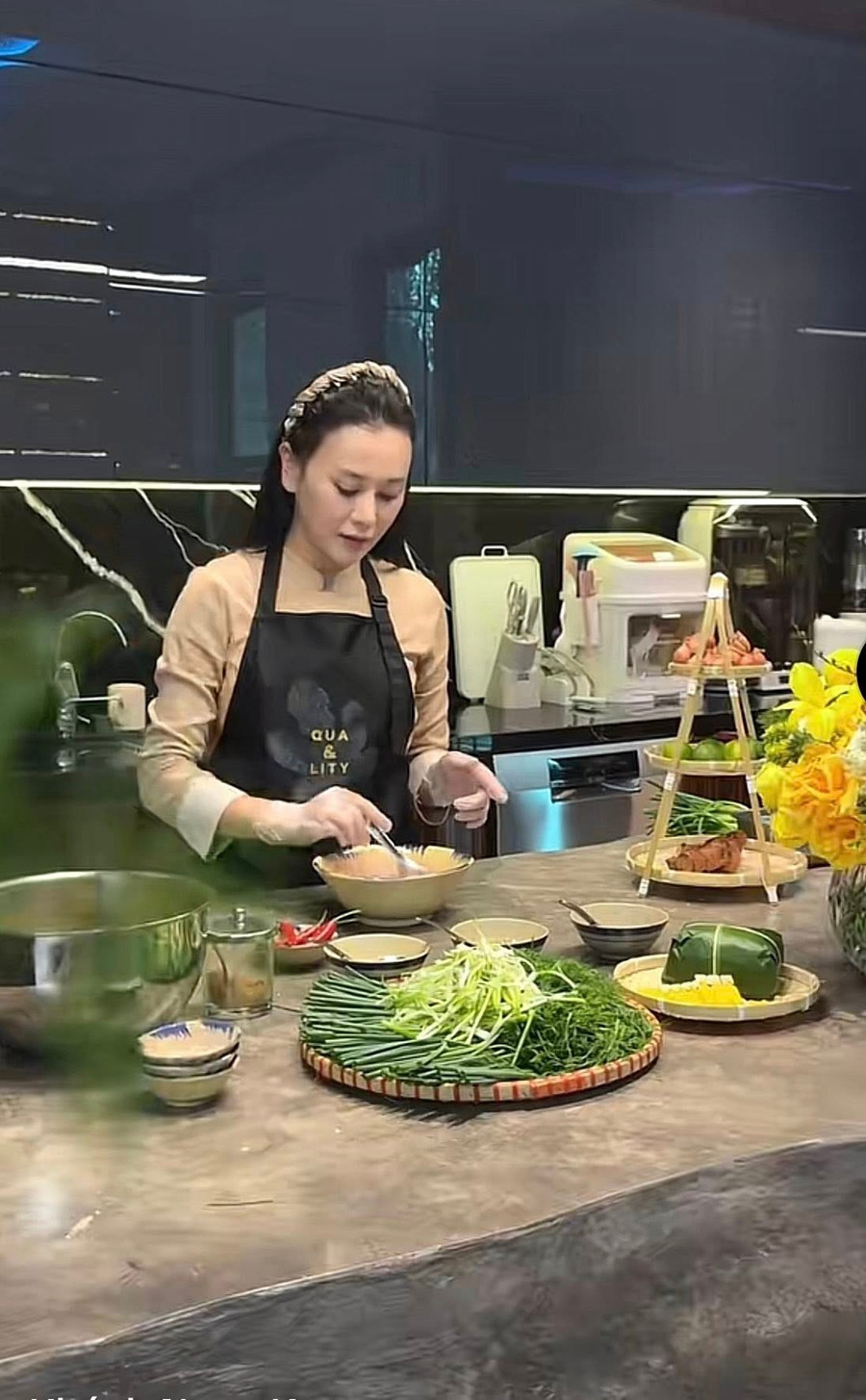 Phương Oanh xuất hiện giản dị trong clip nấu ăn tại nhà. phuong-oanh-1.jpg