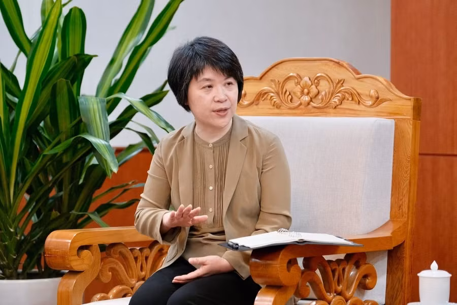 Thứ trưởng Bộ Sinh thái và Môi trường Quách Phương chia sẻ kinh nghiệm giám sát ô nhiễm môi trường ở Trung Quốc. Ảnh: Quỳnh Chi.