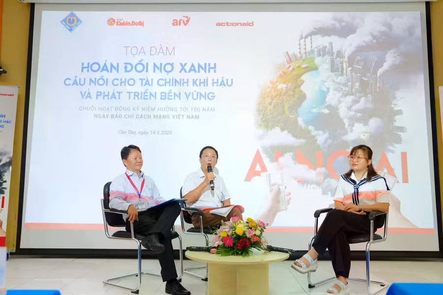 Các diễn giả chia sẻ tại Toạ đàm. (Ảnh: Lại Tấn)