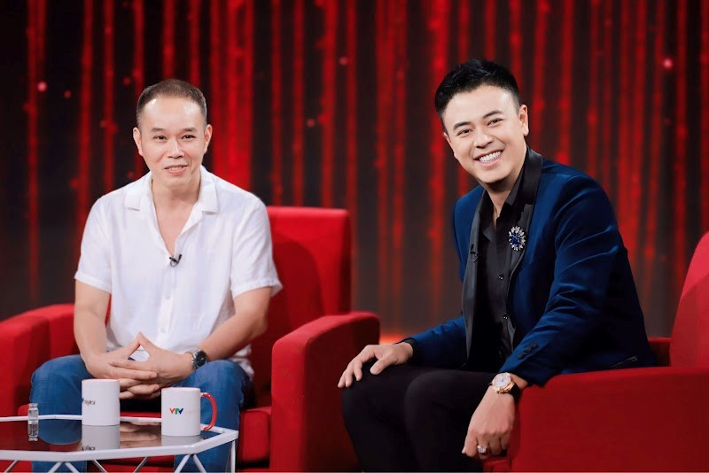 Diễn viên Tuấn Tú và đạo diễn Bùi Tuấn Tú thích thú khi nhớ lại những kỷ niệm khi sản xuất “Đường thư”. tuan-tu-3.jpg