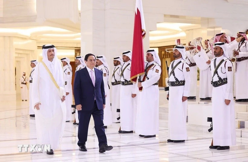 Thủ tướng Phạm Minh Chính và Thủ tướng Nhà nước Qatar Sheikh Mohammed bin Abdulrahman bin Jasim Al-Thani duyệt đội danh dự. (Ảnh: Dương Giang/TTXVN).