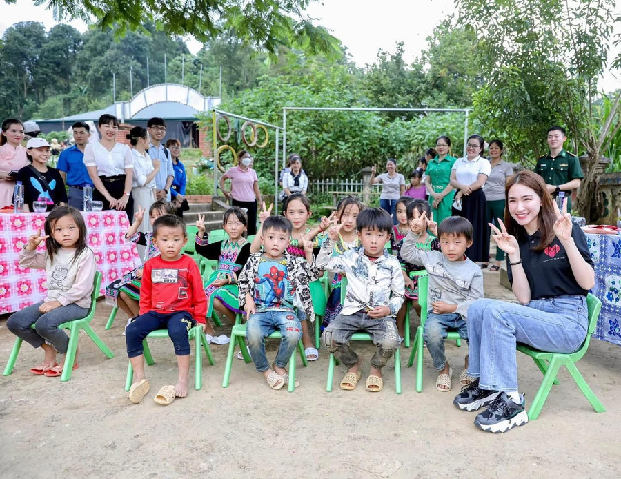 Hòa Minzy nhận nuôi ăn thêm 100 em nhỏ. 007880f7-76c0-458e-85f5-94dcaceaae0b.jpg