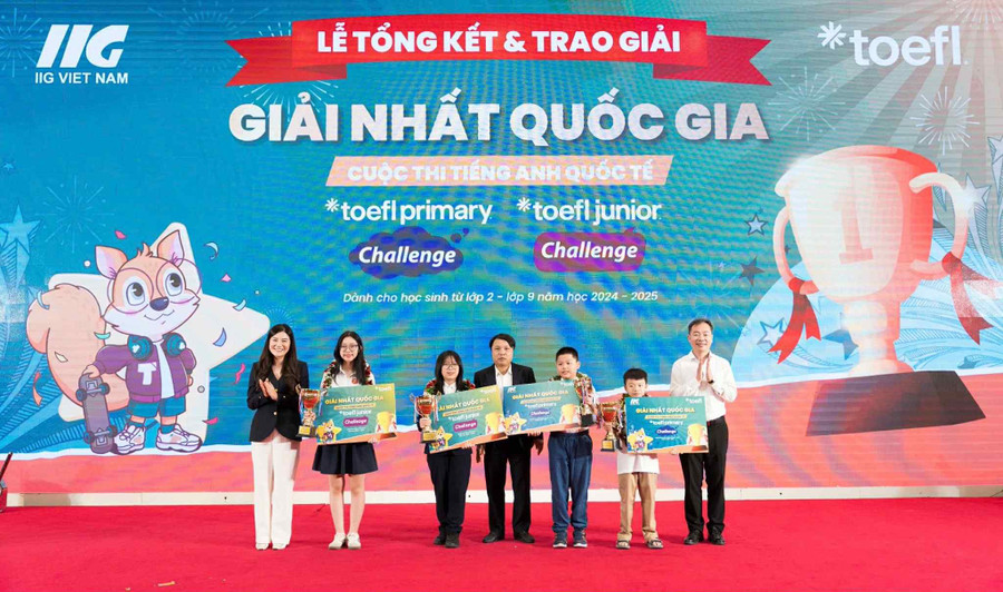 Trao giải Nhất Quốc gia cuộc thi tiếng Anh quốc tế TOEFL Challenge năm học 2024 – 2025 cho các thí sinh. a3.jpg