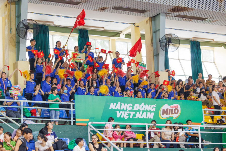 Hành trình con lớn khôn cùng thể thao luôn có cha mẹ đồng hành. Ảnh: NVCC ban-sao-cua-khong-khi-co-vu-soi-noi-tai-khu-vuc-khan-dai-da-tiep-y-chi-cho-cac-em-hoc-sinh-no-luc-thi-dau-het-minh.jpg