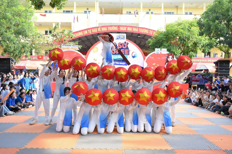 Sân khấu bùng nổ với những màn biểu diễn đầy năng lượng và màu sắc tuổi học trò. shopee-4.jpg