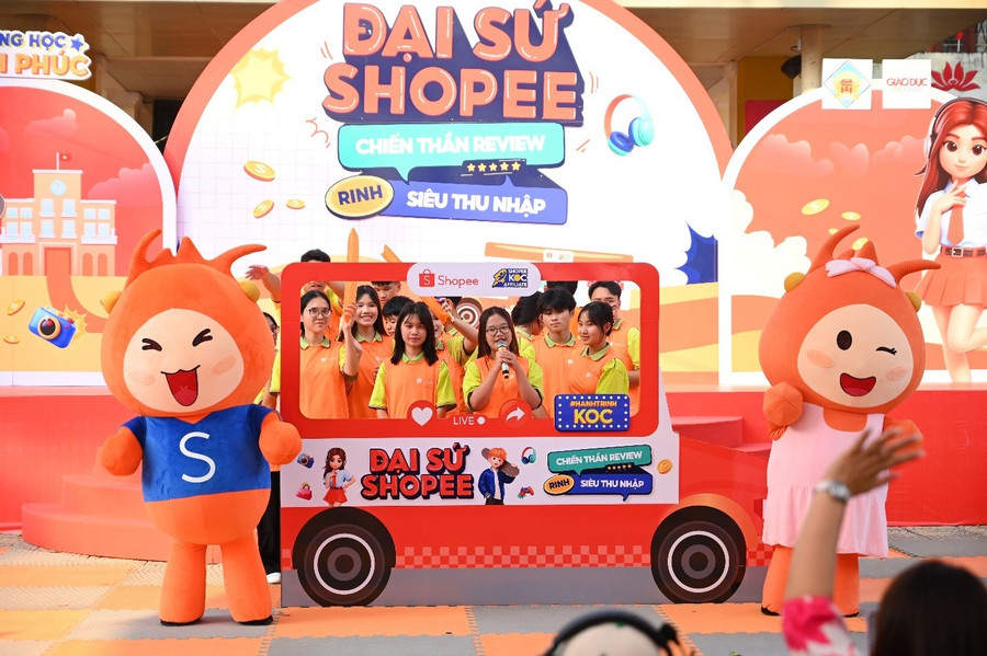 Phần tranh tài thuyết trình giúp học sinh rèn luyện tư duy phản biện và kỹ năng diễn đạt tự tin trước đám đông. shopee-3.jpg