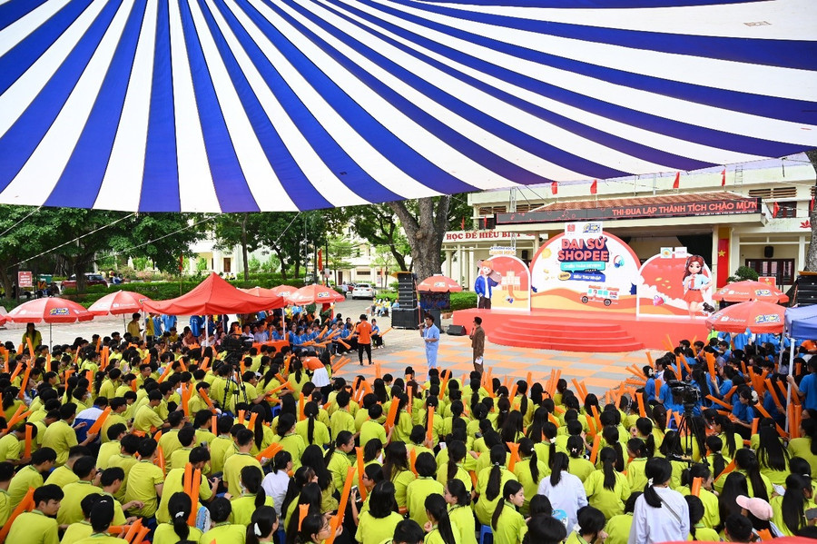 Không khí chương trình bùng nổ với sự góp mặt của học sinh ba trường: THPT Hàn Thuyên, THPT Lý Thường Kiệt số 2 và THPT Lý Nhân Tông. shopee-1.jpg