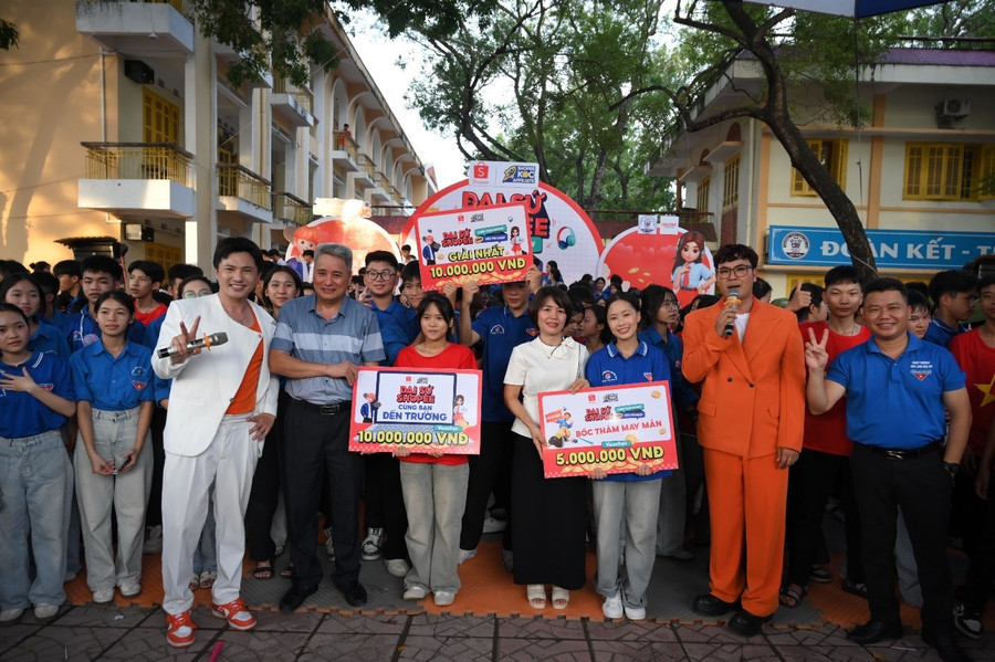 Niềm vui vỡ òa khi các bạn học sinh may mắn nhận được phần thưởng đặc biệt từ chương trình. shopee-7.jpg