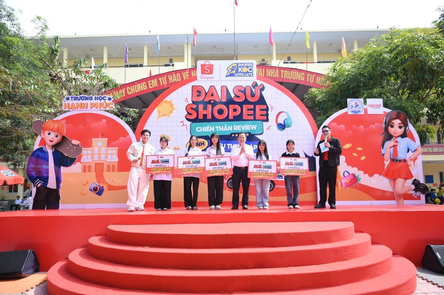 Những suất học bổng được trao tận tay các bạn học sinh, tiếp thêm động lực trên con đường học tập. shopee-6.jpg
