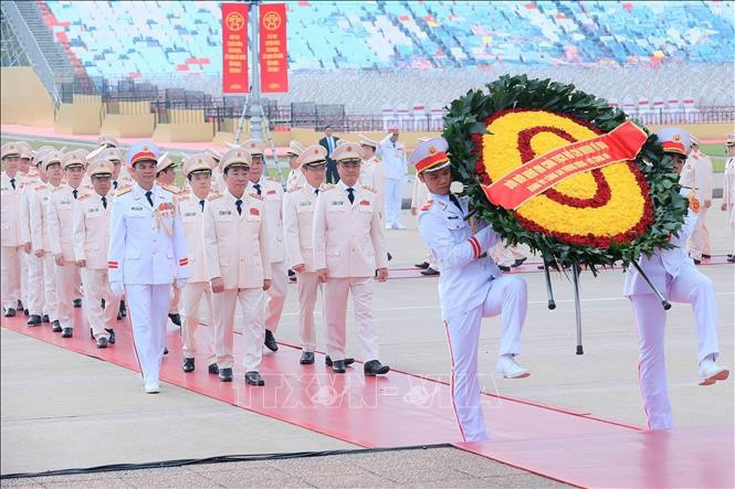 Đoàn đại biểu Đảng ủy Công an Trung ương - Bộ Công an đến đặt vòng hoa và vào Lăng viếng Chủ tịch Hồ Chí Minh. Ảnh: An Đăng/TTXVN chu-tich-ho-chi-minh-7.jpg