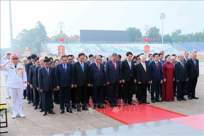 Lãnh đạo Đảng, Nhà nước tưởng niệm Chủ tịch Hồ Chí Minh. Ảnh: An Đăng/TTXVN chu-tich-ho-chi-minh-3.jpg
