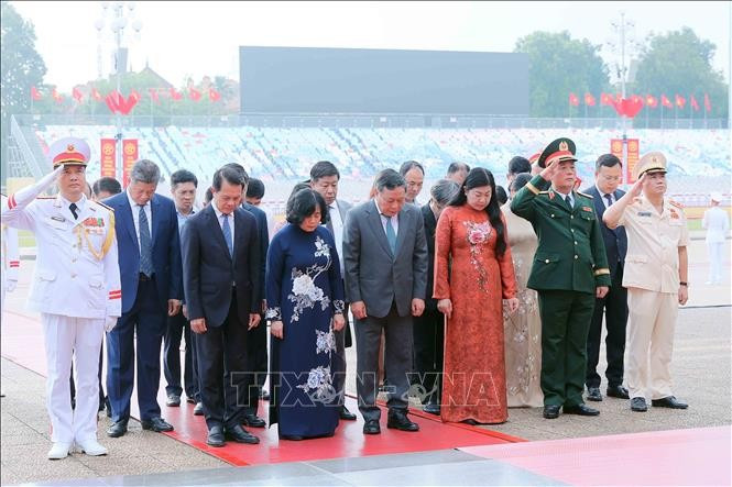 Đoàn đại biểu Thành ủy, HĐND, UBND, Ủy ban MTTQ Việt Nam thành phố Hà Nội đến đặt vòng hoa và vào Lăng viếng Chủ tịch Hồ Chí Minh. Ảnh: An Đăng/TTXVN chu-tich-ho-chi-minh-10.jpg