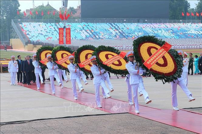 Lãnh đạo Đảng, Nhà nước đến đặt vòng hoa và vào Lăng viếng Chủ tịch Hồ Chí Minh. Ảnh: An Đăng/TTXVN chu-tich-ho-chi-minh-1.jpg