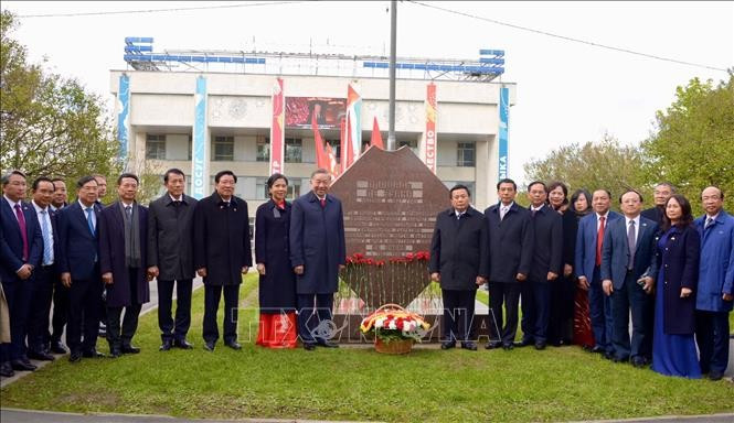 Tổng Bí thư Tô Lâm và Phu nhân cùng đoàn đại biểu cấp cao Việt Nam đặt hoa tại tấm biển lưu danh Tổng Bí thư Lê Duẩn ở Moskva. Ảnh: TTXVN. Tổng Bí thư Tô Lâm và Phu nhân cùng đoàn đại biểu cấp cao Việt Nam đặt hoa tại tấm biển lưu danh Tổng Bí thư Lê Duẩn ở Moskva. Ảnh: TTXVN.