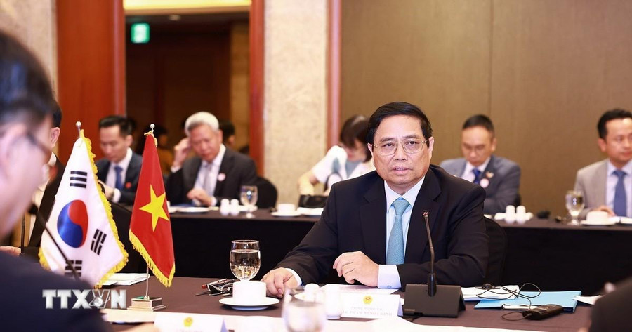 Thủ tướng Phạm Minh Chính tọa đàm với các chuyên gia, nhà khoa học Hàn Quốc trong lĩnh vực bán dẫn và trí tuệ nhân tạo. (Ảnh: Dương Giang/TTXVN)