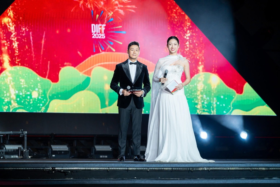 luong-thuy-linh-mc-le-hoi-phao-hoa-quoc-te-da-nang-diff-2025-5.jpg