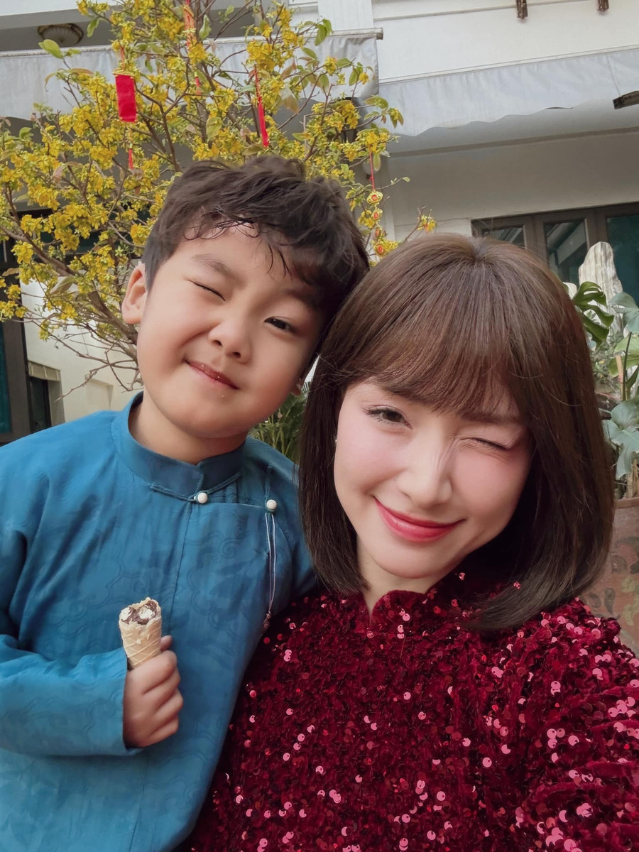 Hòa Minzy và cậu con trai đầu lòng. hoa-minzy-2.jpg