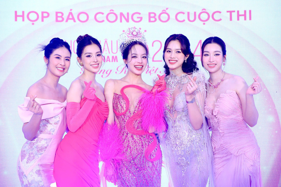 Hoa hậu Việt Nam 2010 Đặng Thị Ngọc Hân, Hoa hậu Việt Nam 2018 Trần Tiểu Vy, Hoa hậu Việt Nam 2022 Huỳnh Thị Thanh Thủy, Hoa hậu Việt Nam 2020 Đỗ Thị Hà và Hoa hậu Việt Nam 2016 Đỗ Mỹ Linh xuất hiện trong cùng một khung hình. hoa-hau-viet-nam-1.jpg