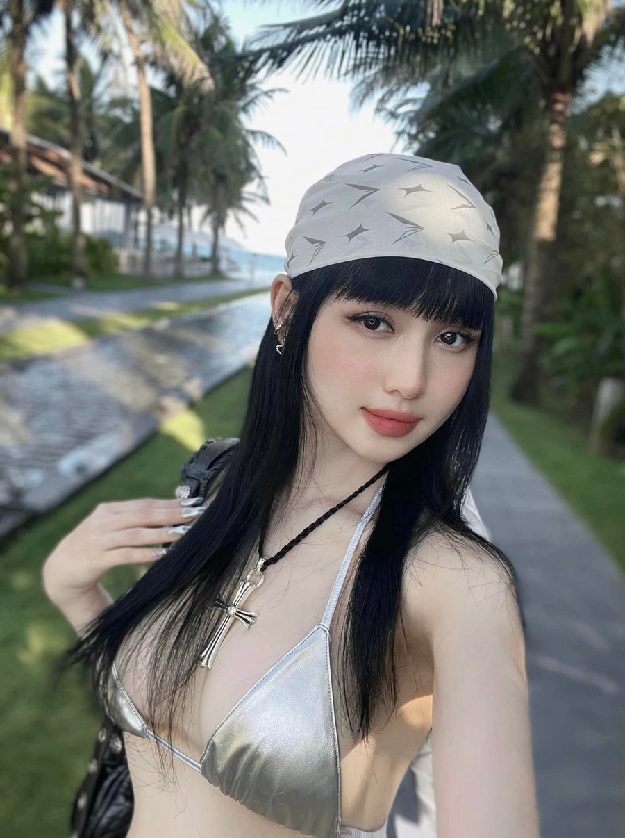 Bên cạnh đó, cựu hot girl đình đám của Hà thành còn sáng tạo khi kết hợp bikini với các phụ kiện như khăn trùm đầu, vòng cổ layer và túi xách cá tính, tạo nên phong cách thời trang vừa hiện đại vừa quyến rũ. tam-tit-11.jpg