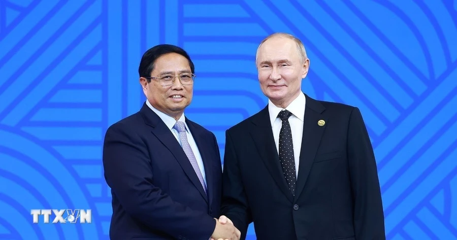 Tổng thống Liên bang Nga Vladimir Putin, Chủ tịch Nhóm BRICS năm 2024 đón Thủ tướng Phạm Minh Chính. (Ảnh: Dương Giang/TTXVN)