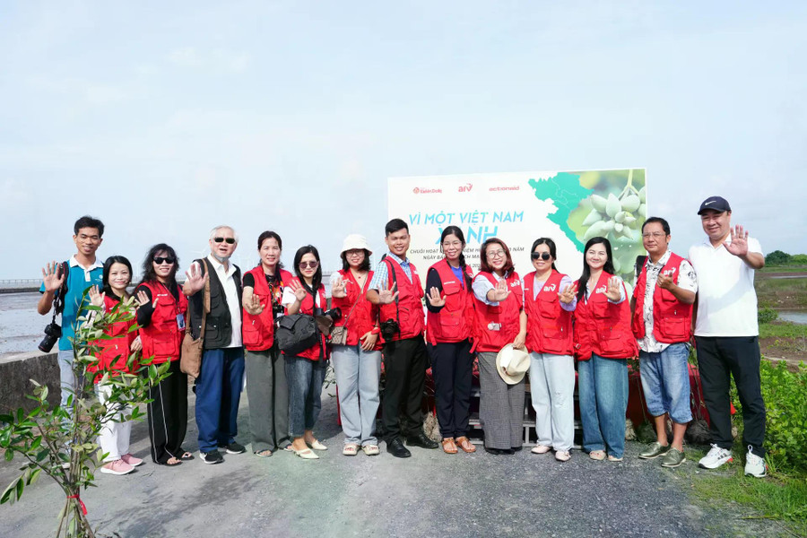 Nhà báo, phóng viên tham gia chương trình "Vì một Việt Nam xanh", trồng 2.025 cây xanh tại xã Lai Hòa (thị xã Vĩnh Châu, tỉnh Sóc Trăng). (Ảnh: Lại Tấn) Nhà báo, phóng viên tham gia chương trình "Vì một Việt Nam xanh", trồng 2.025 cây xanh tại xã Lai Hòa (thị xã Vĩnh Châu, tỉnh Sóc Trăng). (Ảnh: Lại Tấn)