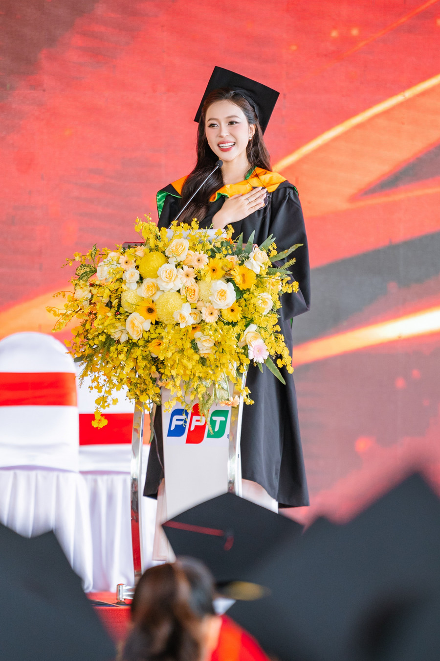 Hoa hậu Kiều Duy xúc động phát biểu trong lễ tốt nghiệp. kieu-duy-le-tot-nghiep-8.jpg