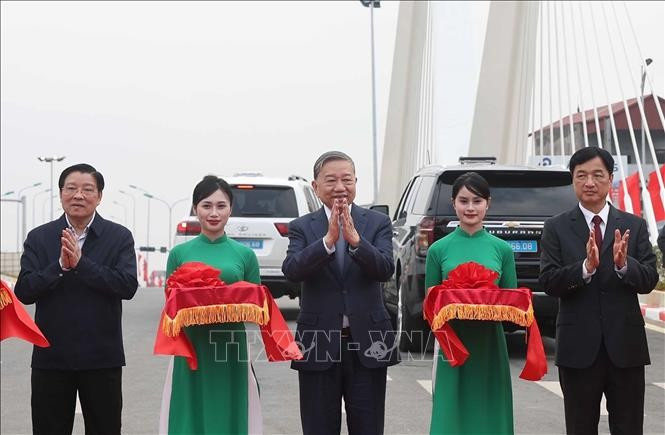 Tổng Bí thư Tô Lâm và Đoàn công tác Trung ương thực hiện nghi thức khánh thành tuyến đường Lê Duẩn và cầu sông Vân, thành phố Hoa Lư, Ninh Bình. (Ảnh: Thống Nhất/TTXVN)