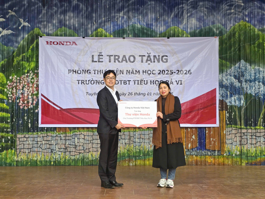 dai-dien-honda-viet-nam-trao-tang-thu-vien-honda-cho-truong-tieu-hoc-pa-vi.jpg