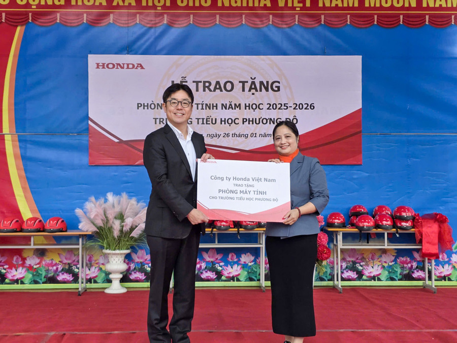 dai-dien-honda-viet-nam-trao-tang-phong-may-tinh-cho-truong-tieu-hoc-phuong-do.jpg